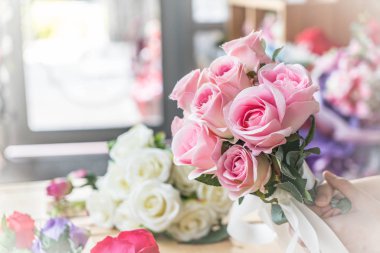 Çiçek buketi holding eller