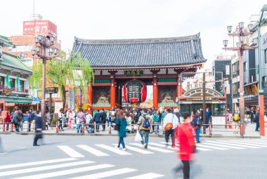 Tokyo, Japonya - 15 Kasım 2016: kalabalık insanlar için Buddh başlık