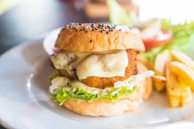 kızarmış tavuk burger peynirli