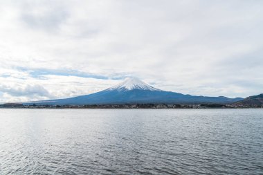 Japonya 'daki Kawaguchiko Gölü' nde Fuji Dağı..