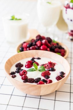 karışık meyveli Yoğurtlu