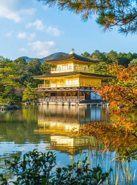 Piękna architektura w ogrodzie świątyni Kinkakuji (Złoty Pawilon) — Zdjęcie stockowe