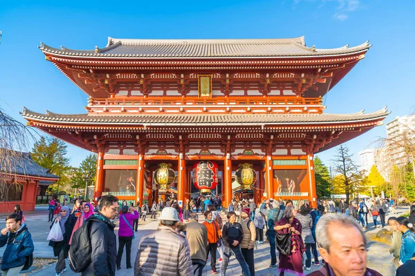Tokyo-Kasım 28: Budist tapınağı Sensoji Tokyo kalabalık insanlara