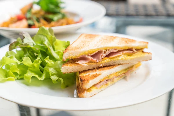 Jambonlu peynirli sandviç