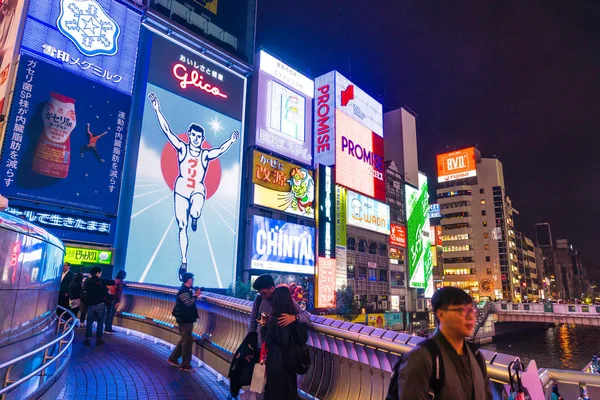 OSAKA, JAPÓN - 19 NOV 2016: Grupo de personas caminando para ir de compras — Foto de Stock