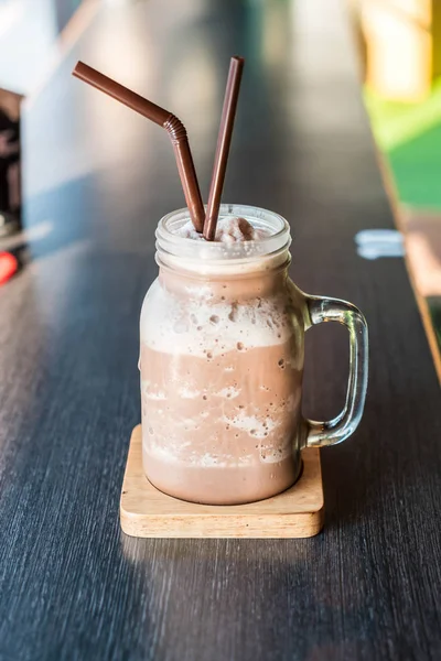 Smoothie au chocolat (milkshake) avec pot — Photo
