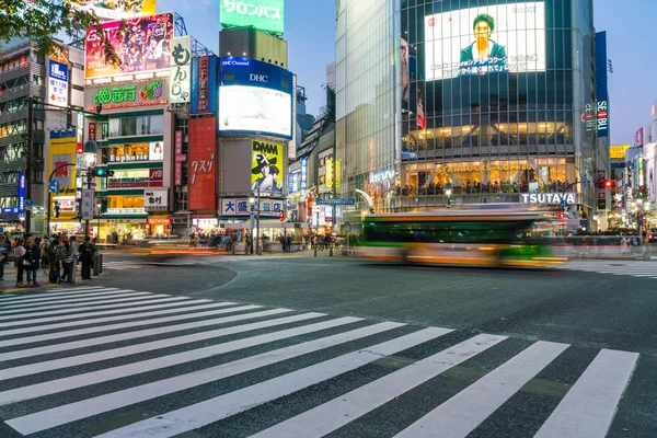 Tokio, Japón, 17 de noviembre de 2016: Shibuya Crossing Of City street con — Foto de Stock