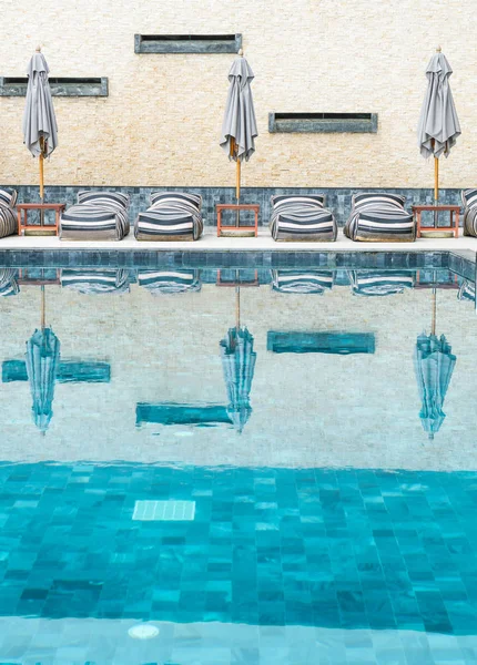 Güzel lüks şemsiye ve sandalye etrafında Açık Yüzme Havuzu