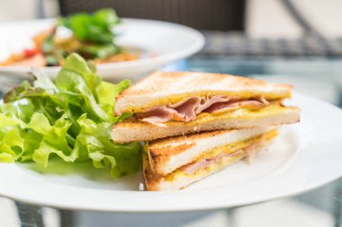 Jambonlu peynirli sandviç