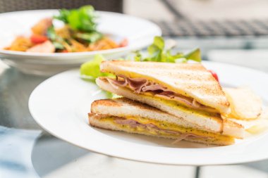 Jambonlu peynirli sandviç