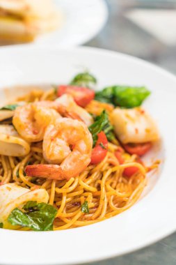 tavada kızartılmış Baharatlı deniz mahsulleri spagetti 