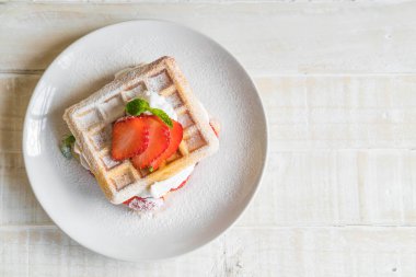 ahşap üzerine çilek ile waffle