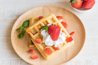 ahşap üzerine çilek ile waffle