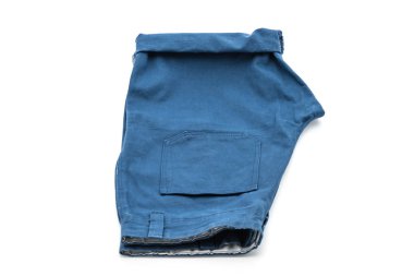 beyaz üzerine kısa pantolon