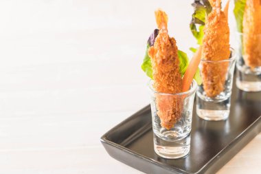  ahşap üzerine meyilli kızarmış karides