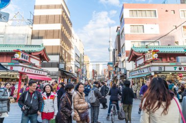 Toyko, Japonya - 28 Kasım 2016: turist yürümek Nakamise Dori se üzerinde