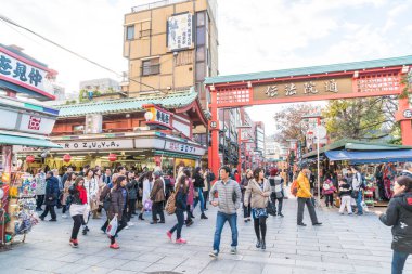Toyko, Japonya - 28 Kasım 2016: turist yürümek Nakamise Dori se üzerinde