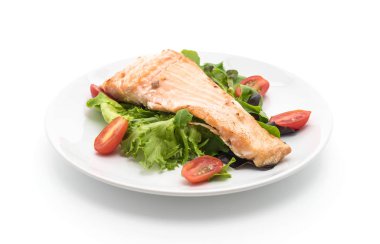 beyaz üzerine Somon ızgara biftek