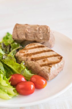 Tuna biftek salatası ile