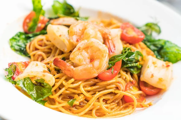 tavada kızartılmış Baharatlı deniz mahsulleri spagetti 