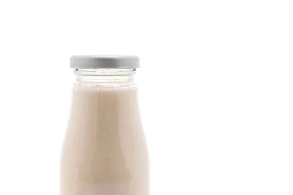 在白色的瓶中的牛奶 — 图库照片