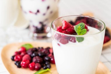 karışık meyveli Yoğurtlu