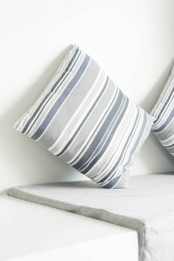 Oturma odasında kanepe dekorasyon güzel yastık 