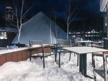 Boş sandalye ile açık veranda