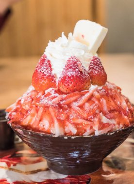 çilek ve peynir bingsu 