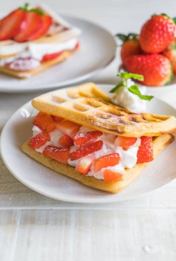 ahşap üzerine çilek ile waffle