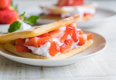 ahşap üzerine çilek ile waffle