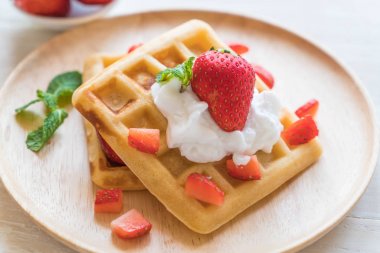 ahşap üzerine çilek ile waffle