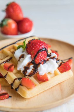 ahşap üzerine çilek ile waffle