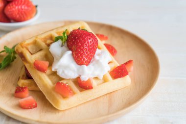 ahşap üzerine çilek ile waffle