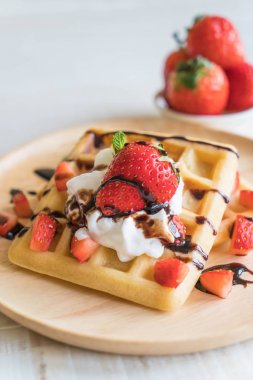 ahşap üzerine çilek ile waffle