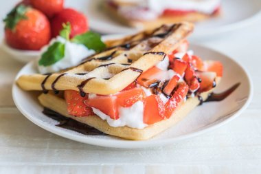 ahşap üzerine çilek ile waffle