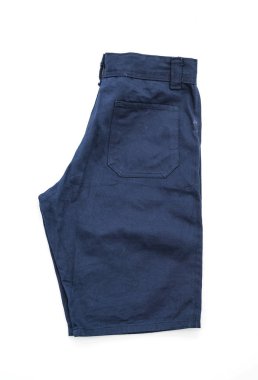 beyaz üzerine kısa pantolon