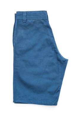 beyaz üzerine kısa pantolon