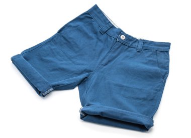 beyaz üzerine kısa pantolon