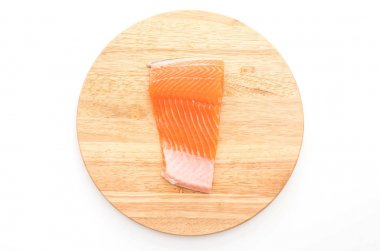 ahşap tahta üzerinde taze somon