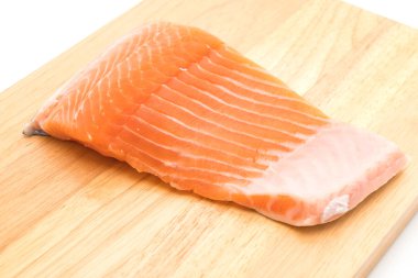 ahşap tahta üzerinde taze somon