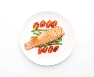 beyaz üzerine Somon ızgara biftek