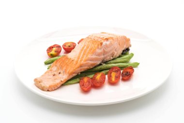 beyaz üzerine Somon ızgara biftek