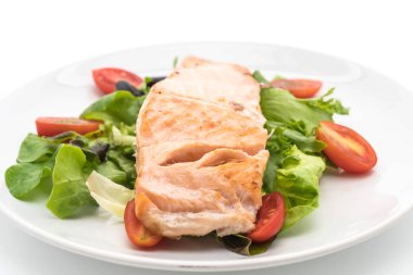 beyaz üzerine Somon ızgara biftek