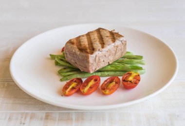 Tuna biftek salatası ile