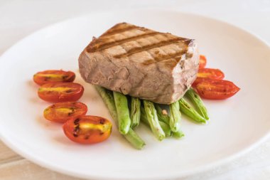 Tuna biftek salatası ile