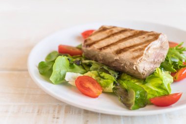 Tuna biftek salatası ile