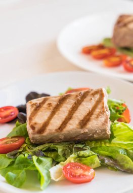 Tuna biftek salatası ile