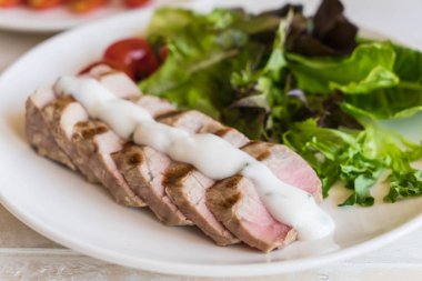 Tuna biftek salatası ile