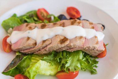 Tuna biftek salatası ile